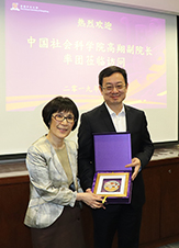 Professor Fanny Cheung (left), Pro-Vice-Chancellor of CUHK presents a souvenir to Professor Gao Xiang, Vice President of CASS